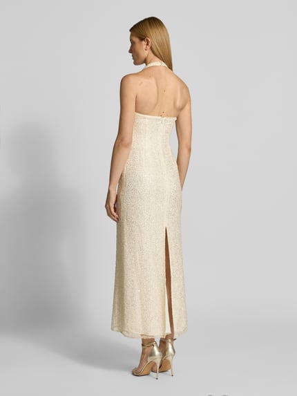 Frauenmodel trägt Abendkleid mit Paillettenbesatz Modell 'Miranda' von Forever New, cremefarben, figurbetont, Maxikleid, Rückansicht