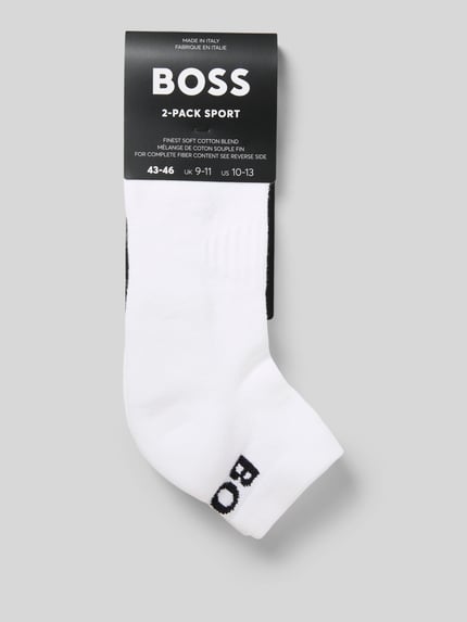 Produktfoto, Sneakersocken im 2er-Pack von BOSS in Weiß mit Schwarz, Baumwoll-Mix mit Stretch-Anteil, gerippte Bündchen, Logo-Stitching, elastischer Einsatz, weiche Sohle, druckfreie, handgekettelte Spitze