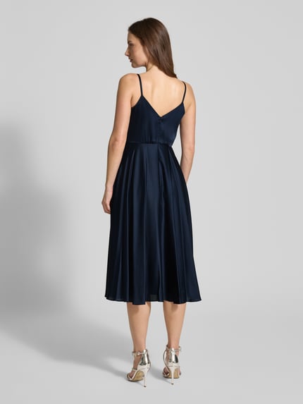 Vrouwenmodel draagt 'Cocktailkleid mit Wasserfall-Ausschnitt' van Jake*s Cocktail in donkerblauw satijn, taille fit, midilengte, rugrits, Ganzkörperansicht Rückansicht.