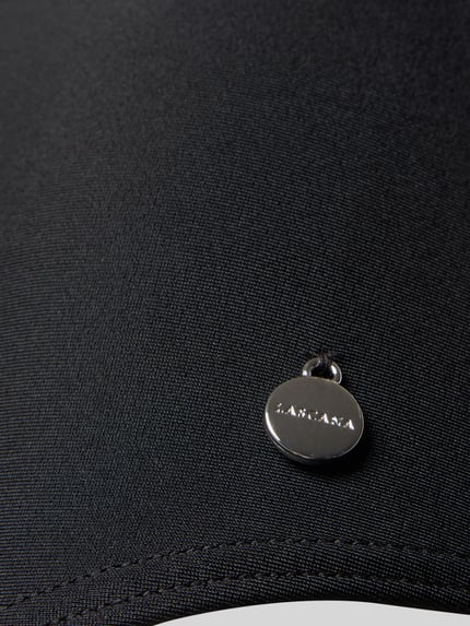 Produktfoto, schwarzer Slim Fit Badeanzug mit Rückenausschnitt Modell 'Elena' von LASCANA aus Elastischer-Material-Mix mit Logo-Detail, feine Textur.