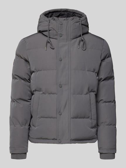 Produktfoto, Steppjacke mit Eingrifftaschen Modell 'Everest' von Superdry in Grau, Regular Fit, Kapuze, Label-Detail, glatte Oberfläche