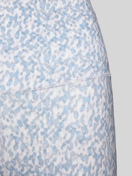 Frauenmodel trägt Slim Fit Leggins mit breitem Bund Modell 'Freesoft' von VARLEY, Muster in Blau und Weiß, Detailaufnahme, Damen Leggins