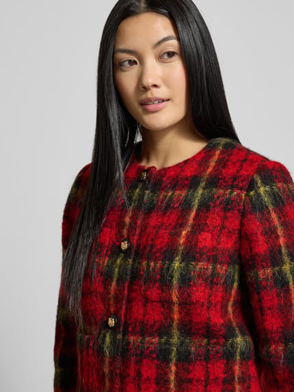 Kobiece modelka nosi Regular Fit Blazer mit Rundhalsausschnitt Modell 'MIRALEE' od Lauren Ralph Lauren w czerwono-czarną kratę, materiał z dodatkiem alpaki, zapięcie na guziki, zbliżenie na górną część sylwetki, Nahaufnahme Oberkörper.