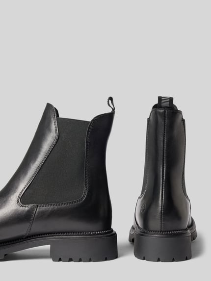 Produktfoto, schwarze Chelseas aus echtem Rindsleder von Tamaris, glatte Oberfläche, grobes Profil, Damen Chelseas von Tamaris.