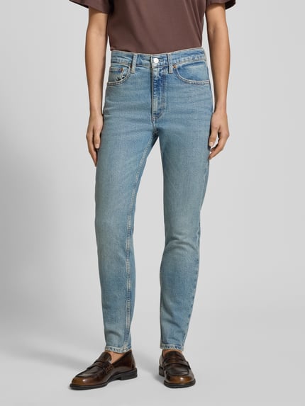 Kobiece model prezentuje Skinny Fit Jeans mit Eingrifftaschen od Polo Ralph Lauren, mieszanka bawełny i elastanu, efekt znoszenia, wpuszczane kieszenie, jasnoniebieski kolor, szerokość w pasie 39 cm, długość wewnętrzna nogawki 73 cm, przód w pełnej długości, całkowity widok ciała z przodu.