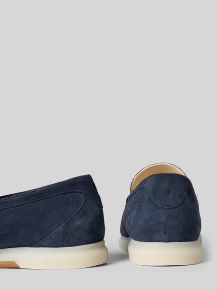 Produktfoto, Loafer aus Leder Modell 'Elia' von Henry Stevens, granatowy zamsz, zaokrąglony nosek, podeszwa beżowa, wysokość obcasa 2 cm, wysokość cholewki 7 cm, szerokość w rozmiarze 44: 11 cm