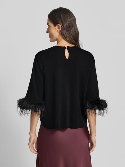 Frauenmodel trägt Relaxed Fit Strickshirt mit Kunstfell Modell 'DALISE' von ICHI in Schwarz, reine Viskose, Ganzkörperansicht Rückansicht.