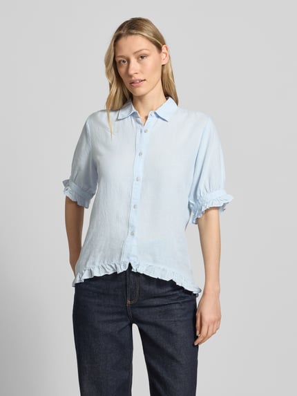 Vrouwenmodel draagt Bluse mit Leinen-Anteil und Rüschensaum von Christian Berg Woman, lichte blauw, met viscosemix, regular fit, overhemdkraag, knoopsluiting, mouwen met ruches, met ruchezoom, ruglengte 68 cm, mouwlengte 30 cm, ganzkörperaanzicht van voren.