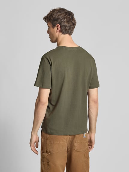 Männermodel trägt Regular Fit T-Shirt aus reiner Baumwolle Modell 'CONNOR' von Pepe Jeans in Oliv, unifarben, Ganzkörperansicht Rückansicht.