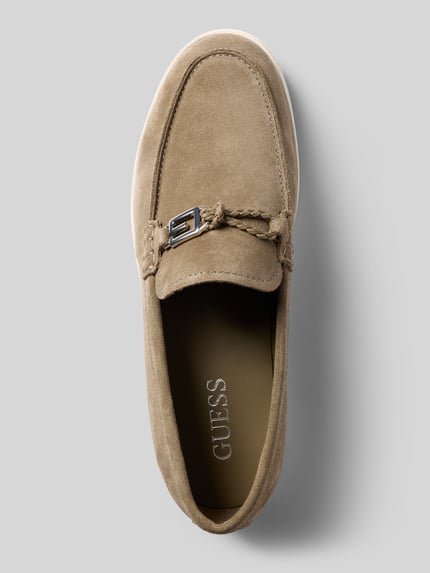 Productfoto, loafers uit leer met trensje in vlechtlook model 'HEAWS' van guess voor heren, gecoat leer, afgeronde punt, profielzool, hakhoogte 2 cm, schachthoogte 7 cm, schachtbreedte 13 cm, labeldetail
