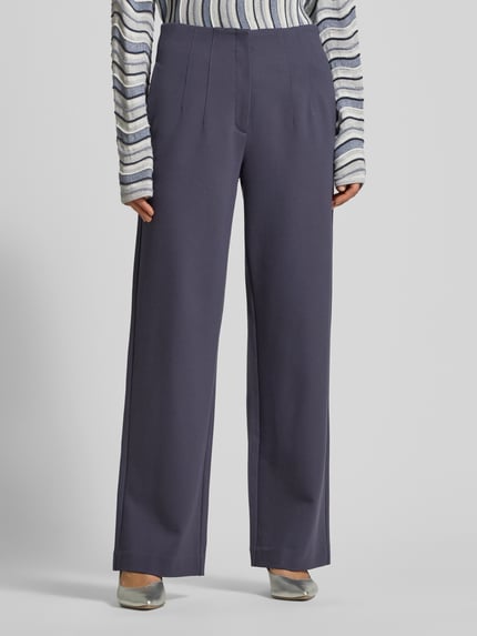 Frauenmodel trägt Weite Hose aus Viskose-Mix von s.Oliver BLACK LABEL, Optik: Unifarben, Passform: Wide Leg, Bundfalten, Ganzkörperansicht von vorne.