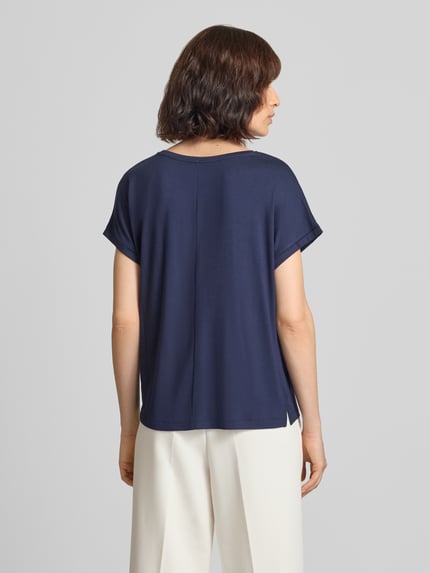 Kobiece modelka ma na sobie t-shirt aus Viskose-Mix mit Rundhalsausschnitt von Christian Berg Woman, krój regular fit, z dodatkiem streczu, krótkie rękawy, okrągły dekolt, Długość tyłu w rozmiarze S: 58 cm, widok całej sylwetki z tyłu
