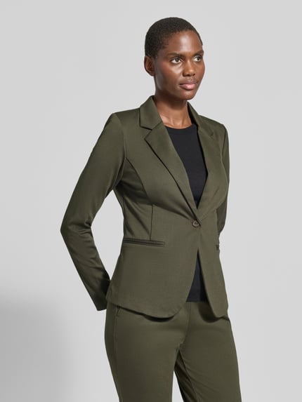 Frauenmodel trägt Slim Fit Blazer mit Paspeltaschen Modell 'KATE' von ICHI in Olivgrün, Material-Mix, Reverskragen, Ganzkörperansicht von vorne.