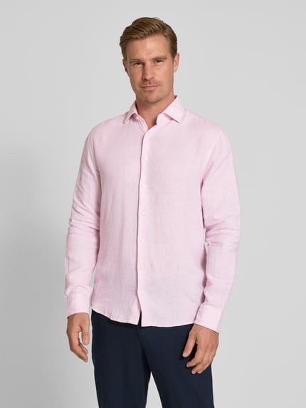 Männermodel trägt Regular Fit Business-Hemd aus Leinen mit Kentkragen von SEIDENSTICKER in Rosa, Knopfleiste, Ganzkörperansicht von vorne, Rückenlänge bei Größe 40: 79 cm, Schulterbreite: 46 cm, Ärmellänge: 67 cm.