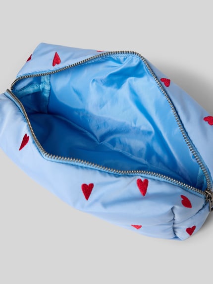 Produktfoto, Etui mit Allover-Motiv-Stitching Modell 'Puffy' von STUDIO NOOS in Hellblau mit roten Herzen, Hauptfach mit Reißverschluss, Logo-Detail