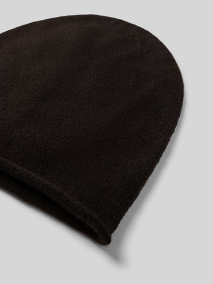 Produktfoto, Mütze aus reinem Kaschmir von Christian Berg Woman in dunklem Braun, weiche Strick-Optik, Ziernaht, Rollsaum, neutrale Textur