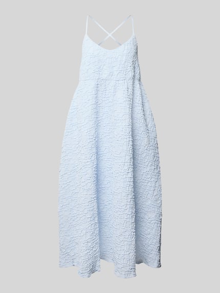 Produktfoto, hellblaues Midikleid mit Strukturmuster in A-Linie, gekreuzte Träger, Modell 'CRISTINA' von Copenhagen Muse, Damen.