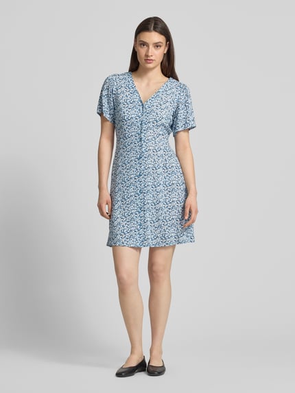 Frauenmodel trägt Minikleid aus reiner Viskose Modell 'EVIDA' von Only, Optik: Allover-Muster, Tailliert, V-Ausschnitt, Knopfleiste, Taillengürtel, Kurzarm, Mini-Länge, Material: Viskose, Ganzkörperansicht von vorne.