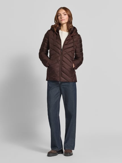 Kobiece model nosi Slim Fit Steppjacke mit Zweiwege-Reißverschluss od s.Oliver RED LABEL, brązowa, widok całej sylwetki z przodu.