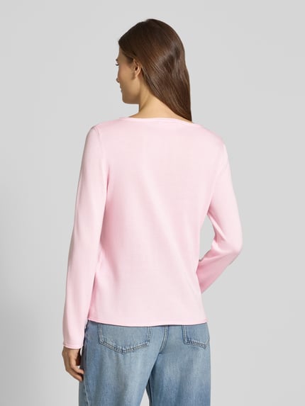 Frauenmodel trägt Regular Fit Strickpullover aus Baumwoll-Viskose-Mix von s.Oliver RED LABEL in Optik: Unifarben, Ganzkörperansicht Rückansicht.