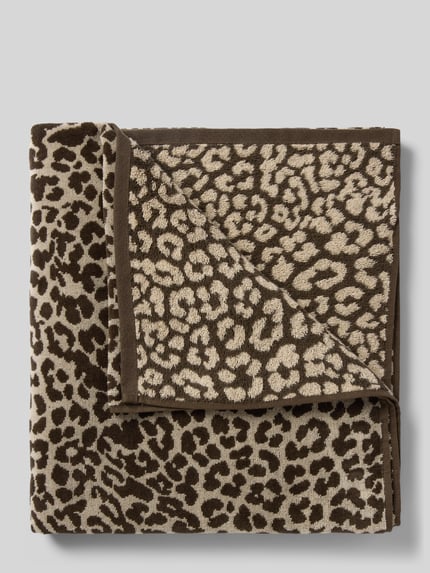 Produktfoto, Handtuch mit Animal-Print von Jake*s Casual aus Reiner Baumwolle, rechteckige Form, Allover-Look in Braun und Beige, Textur weicher Frottee, Maße 80 cm Breite, 180 cm Länge.