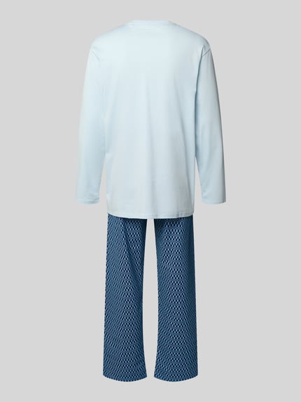 Männermodel trägt heren pyjama met klassieke borstzak en ronde hals van Schiesser in lichtblauw en donkerblauw, puur katoen, los model voor meer bewegingsvrijheid, elastische band, ganzkörperansicht rückansicht.