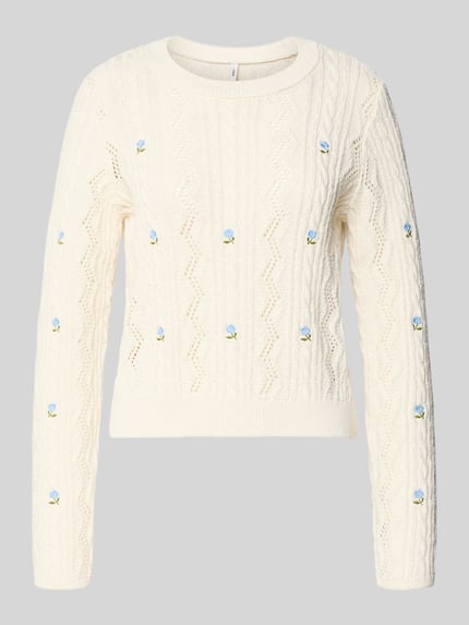 Produktfoto, Regular Fit Strickpullover aus recyceltem Baumwoll-Mix Modell 'RITA LIFE' von ONLY, kremowy kolor, ścieg warkoczowy, ażurowy wzór, haft, dekolt okrągły, długi rękaw, prążkowane zakończenia, dzianina
