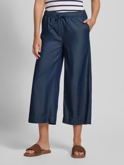 Vrouwenmodel draagt Tencel Lyocell Culotte mit elastischem Bund van Christian Berg Woman, donkerblauw, mix van katoen en lyocell, wijd been, elastische band, achterzakken, binnenbeenlengte 62 cm bij maat 36. Ganzkörperansicht von voren.