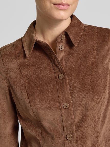 Vrouwenmodel draagt A-lijn vrijetijdsjurk in corduroy look model 'SANNE' van VERO MODA, lichtbruine kleur, fijne textuur, close-up bovenlichaam, Dames vrijetijdsjurk
