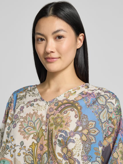 Vrouwenmodel draagt Regular Fit Blouse van pure katoen met V-hals van Smith and Soul, allover paisley print, semi-transparant, detailopname bovenlichaam.