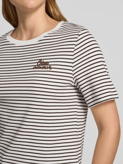 Frauenmodel trägt T-Shirt mit Stitching von Oui, Damen T-Shirt aus Reine Baumwolle, Regular-Fit, Rundhalsausschnitt, Nahaufnahme Oberkörper.