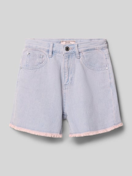Produktfoto, Regular Fit Shorts in Denim-Optik von Guess, Kinder Shorts aus Reine Baumwolle mit 5-Pocket-Design, Logo-Stitching, Knopf- und Reißverschluss, helle blaue Farbe, sichtbare Struktur, Bundweite 31 cm, Innenbeinlänge 10 cm bei Größe 140.