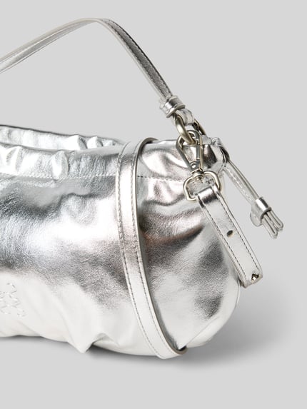 Produktfoto, Handtasche met schouderriem van Smith and Soul, metallic look met draagband, hoofdvak met drukknoopsluiting, breedte 30 cm, lengte 19 cm, diepte 2 cm, bandlengte schouderriem 29 cm