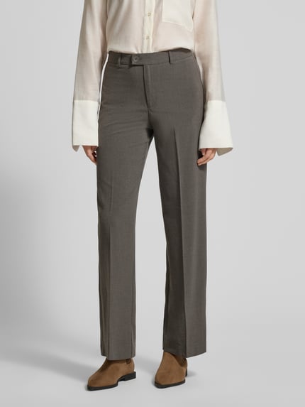 Vrouwenmodel draagt Straight Fit Bundfaltenhose met Viskose-Anteil Modell 'TEXAS' van Vero Moda, melange look, mid-waist, zonder zakken, full-body voorkant.