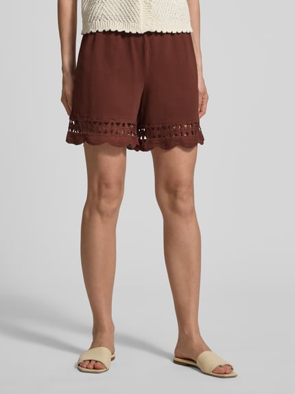 Frauenmodel trägt Regular Fit Shorts aus reiner Baumwolle Modell 'GABBY' von Vero Moda, unifarben, Jersey-Material, Nahaufnahme Oberkörper.