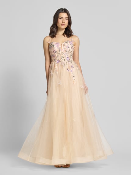 Frauenmodel trägt Abendkleid aus Tüll mit Stitchings von Unique in A-Linie, Maxikleid mit Spaghettiträgern, Rückenreißverschluss, helles Beige, florale Details, halbdurchsichtige Textur, Rückenlänge bei Größe 36: 130 cm, Brustweite 28 cm, Ganzkörperansicht von vorne.