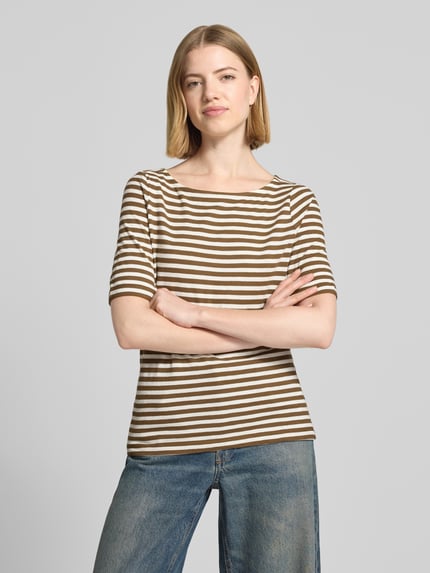 Vrouwenmodel draagt Slim Fit T-shirt uit puur katoen van s.Oliver RED LABEL, all-over gestreept motief, labelpatch, boothals, jersey met gevlamd garen, voorkant bovenlichaam close-up.