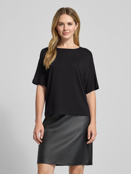 Vrouwenmodel draagt Comfort Fit T-Shirt uit viscosemix van s.Oliver BLACK LABEL, zwart, glanzend, stippen, strasstenen, korte mouwen, jersey, unicolor. Vooraanzicht, volledige lichaamsopname.