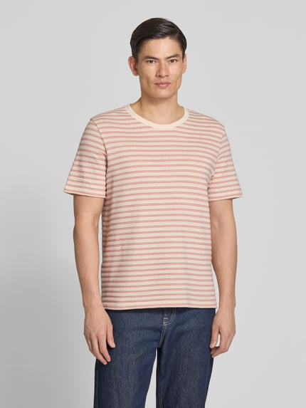 Männermodel trägt Regular Fit T-Shirt aus Baumwoll-Mix Modell 'KEVIN' von SELECTED HOMME, feinstrick, gestreift, Ganzkörperansicht von vorne