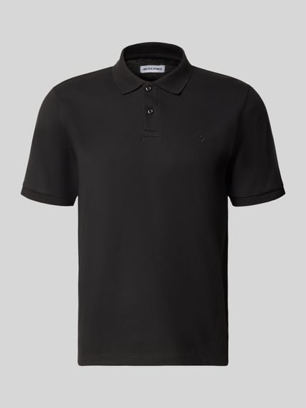 Produktfoto, Regular Fit Poloshirt mit Baumwoll-Anteil Modell 'Austin' von JACK & JONES, czarny kolor, drobna struktura, logo haft, elastyczne wykończenia rękawów, kołnierzyk polo, krótkie rękawy, boczne rozcięcia, elastyczny materiał z dodatkiem bawełny, długość tyłu w rozmiarze M: 68 cm