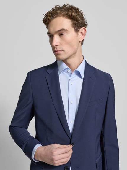 Männermodel draagt 2-Knopf-Sakko mit Pattentaschen van Strellson in donkerblauw, recht gesneden, materiaalmix met wol, borstzak, voorkant, close-up bovenlichaam.