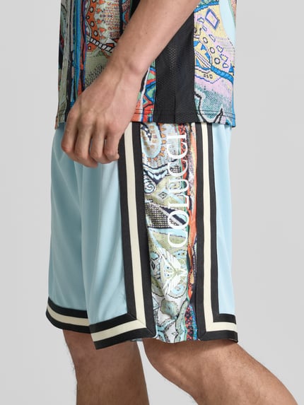 Männermodel trägt Shorts aus Mesh mit Kontraststreifen von COLUCCI, Gerader-Schnitt, elastischer Bund, Bundweite 37 cm, Innenbeinlänge 24 cm, Nahaufnahme Oberschenkel.
