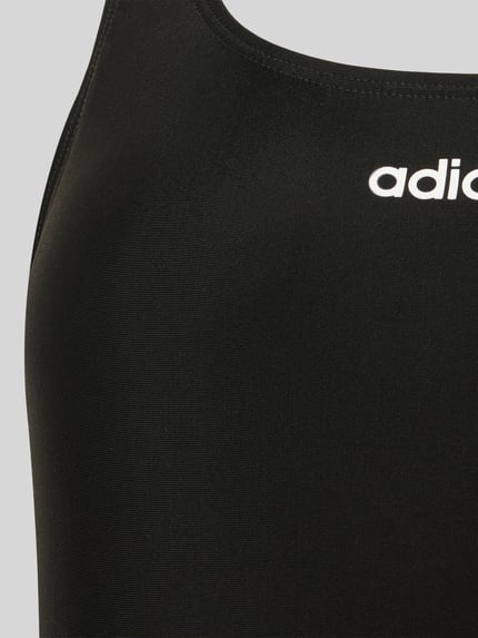 Kobiece modelka nosi kostium kąpielowy z nadrukiem z logo 'Badeanzug mit Label Print' od adidas Sportswear, efekt: jednolity kolor, bez fiszbin, niewyściełane miseczki, cienkie ramiączka, dekolt w łódkę, głęboki dekolt na plecach, nadruk z logo, zbliżenie na górną część ciała