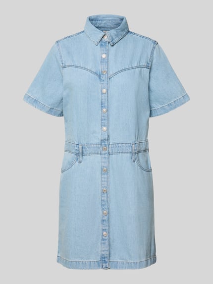 Produktfoto, Regular Fit Jeanskleid aus reiner Baumwolle von Levi's®, Denim-Optik in Hellblau, Mini-Länge, kurzarm, einreihige Knopfleiste, 5-Pocket-Design, reine Baumwolle, sichtbare Nähte, strukturierte, glatte Oberfläche.