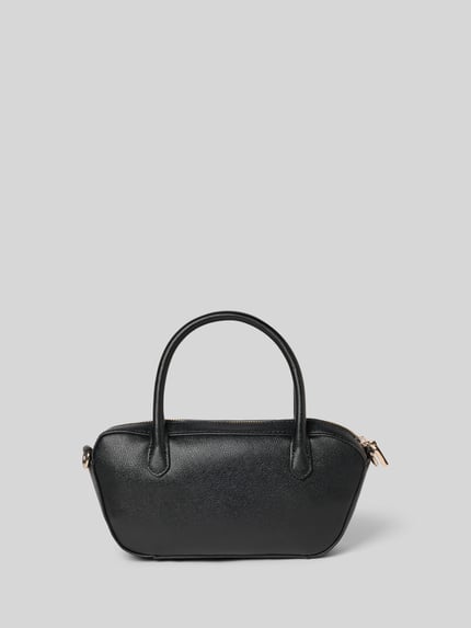 Produktfoto, Shoulder Bag in Leder-Optik Modell 'Davina' von Guess, Schwarztöne, goldfarbener Reißverschluss, Tragehenkel, strukturierte Oberfläche, Hauptfach mit Reißverschluss, abnehmbarer Trageriemen, Reißverschlussfach innen, Charm in Ketten-Optik, Maße 28x13x6 cm, Länge Schulterriemen 121 cm.