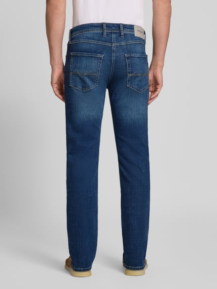 Mężczyzna nosi niebieskie jeansy Straight Fit Jeans aus Baumwoll-Mix Modell 'ARNE' od MAC, widok całej sylwetki z tyłu, Herren Straight Fit Jeans von MAC.