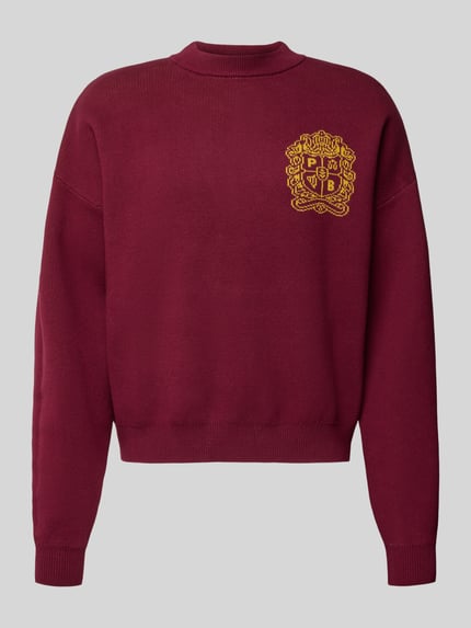 Produktfoto, Strickpullover mit Emblem und Rundhalsausschnitt von PROHIBITED in Bordeauxrot, reine Baumwolle, Relaxed Fit, glatte Textur
