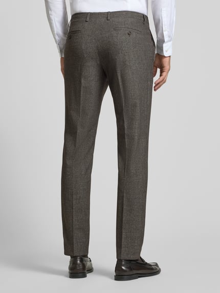 Männermodel trägt Slim Fit Hose mit Viskose-Anteil von MCNEAL, melierte Struktur, Gesäßtaschen, elastischer Stoff, Ganzkörperansicht Rückansicht. Kontext: Elastischer Material-Mix mit Viskose-Anteil, Bügelfalten, Haken- und Reißverschluss, Bundweite 45 cm, Innenbeinlänge 81 cm.