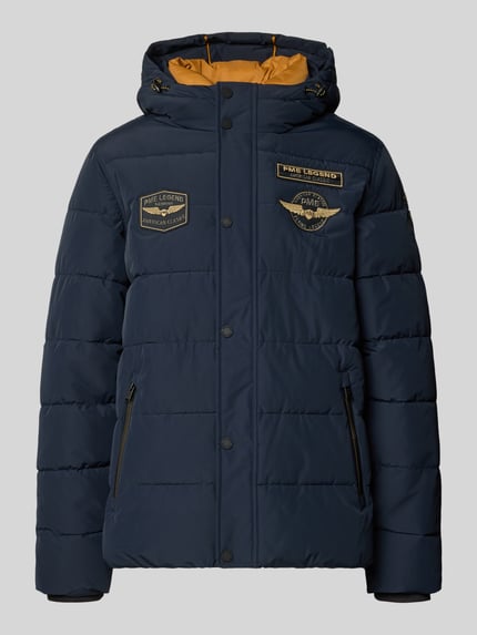 Produktfoto, dunkelblaue Steppjacke mit Badges, Kapuze und Reißverschlusstaschen, Modell 'SNOWBURST' von PME Legend, Regular Fit.