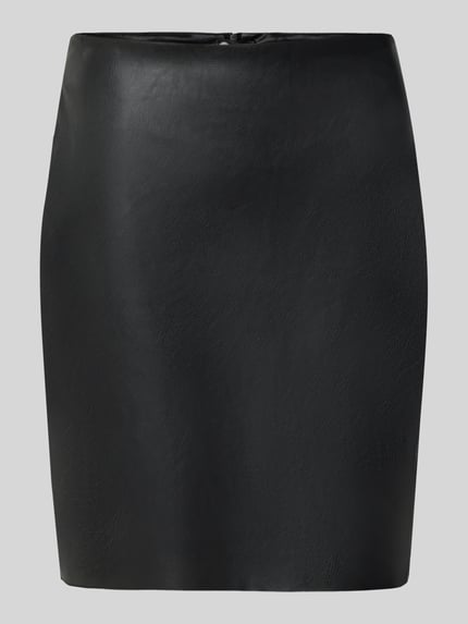 Produktfoto, Minirock in Leder-Optik Modell 'DAGMAR' von VILA, zwart, nauwsluitend, naadritssluiting en knoopsluiting achter, leerlook, context: dames minirok, nauwe pasvorm, bandwijdte maat 36: 37 cm, totale lengte maat 36: 49 cm